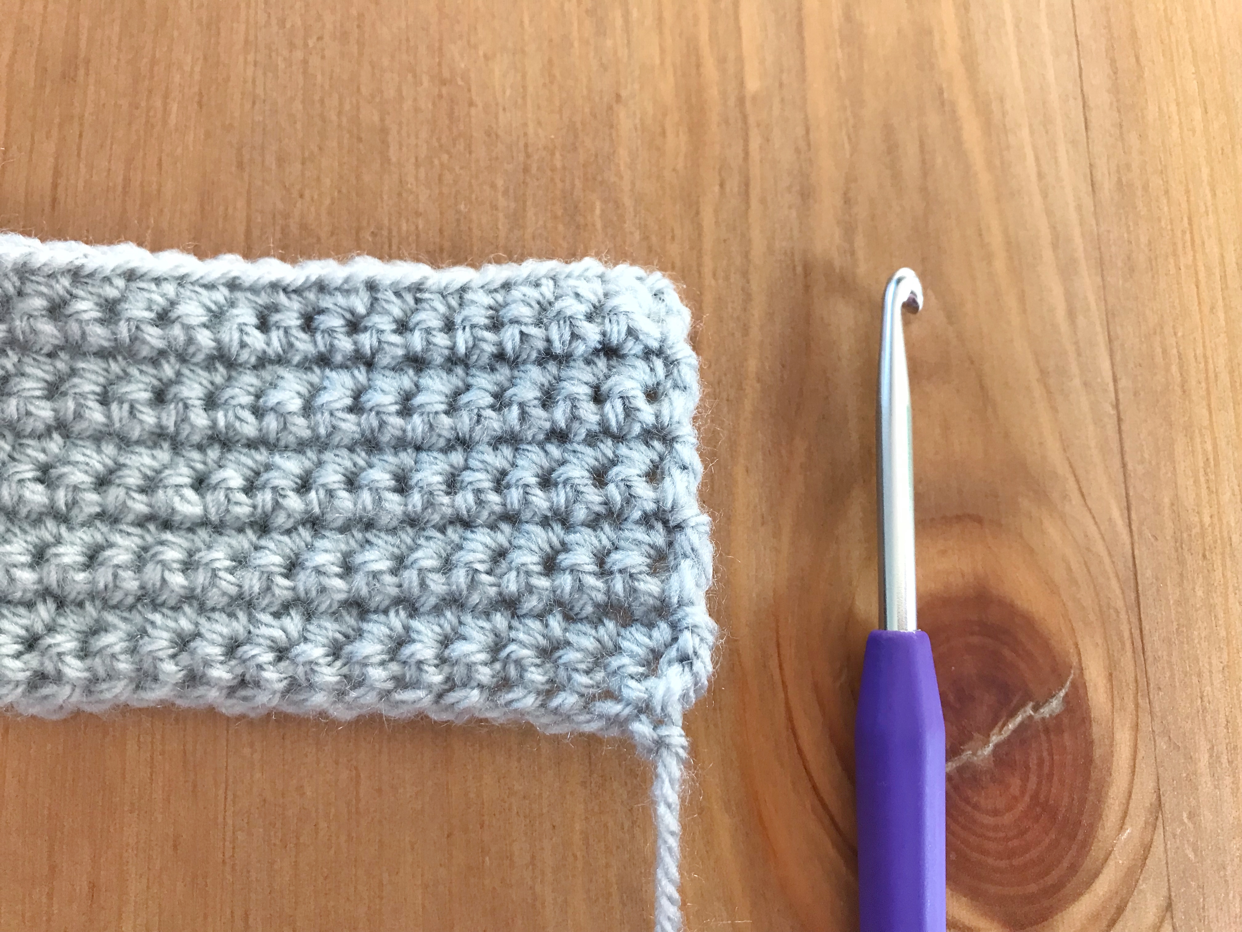 Anyone with knife hold have this set of hooks/short hooks and find it hard  to yarn over? : r/crochet